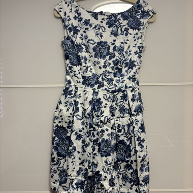 Robe à fleurs avec plis