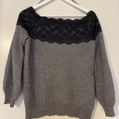 Femininer grauer Pullover mit schwarzer Spitze M