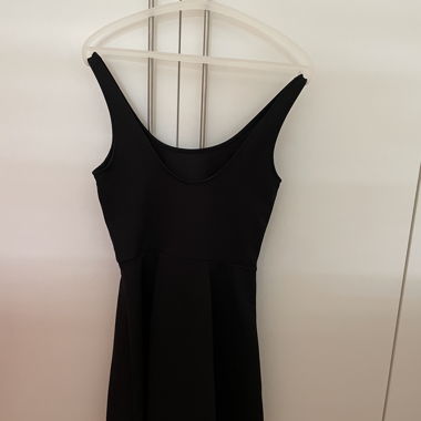 Schwarzes Kleid