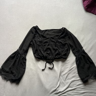 Blouse noire en dentelle