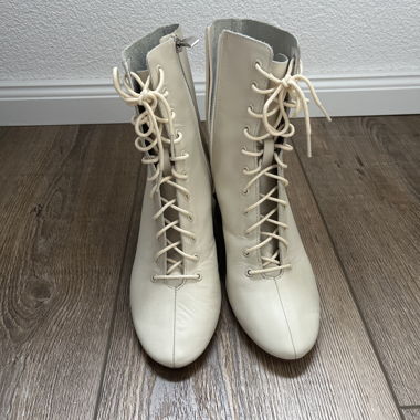 Weisse hohe Stiefel