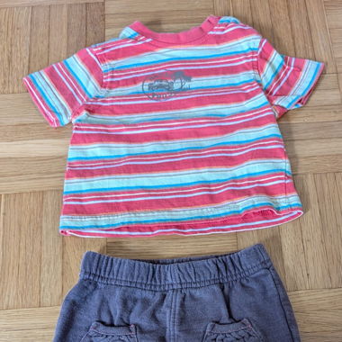 T-Shirt und Trainerhose
