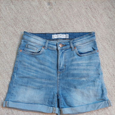 Blaue Shorts