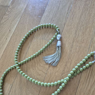 Collier vert clair et pompon argenté