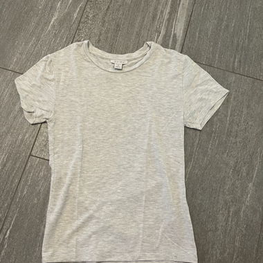 T-shirt grigio di AMISU