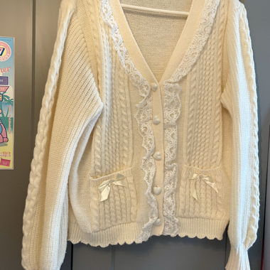 Cremefarbene Spitzen-Strickjacke