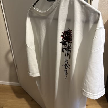 T-shirt bianca grafica