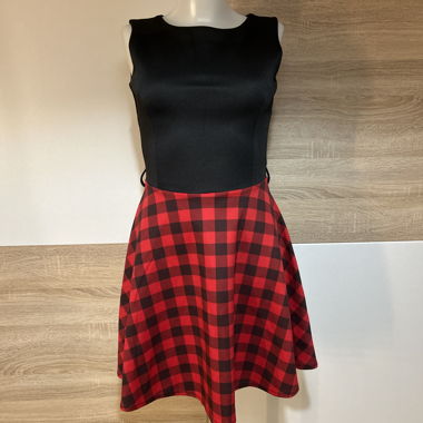 Rot kariertes Kleid