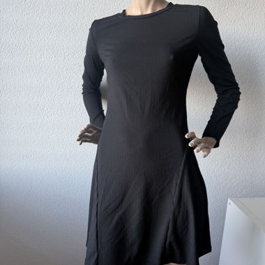 Vestito nero a coste manica lunga