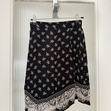 Schwarzer Rock mit Muster XS 