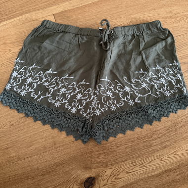 Damen Shorts mit Stickerei