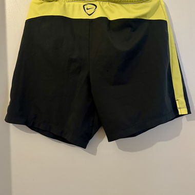 Short Nike Dri-FIT noir et jaune, taille M