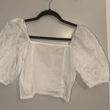 Blusa bianca con maniche a sbuffo
