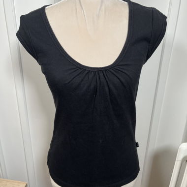 T-Shirt schwarz mit weitem gerafftem Rundhals