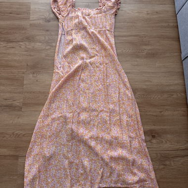 Robe fleurie à manches bouffantes