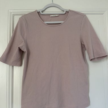 T-shirt rosa con cutout