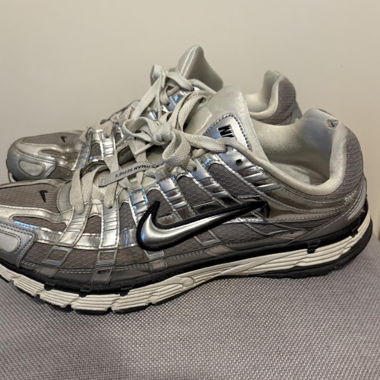 Baskets Nike argentées