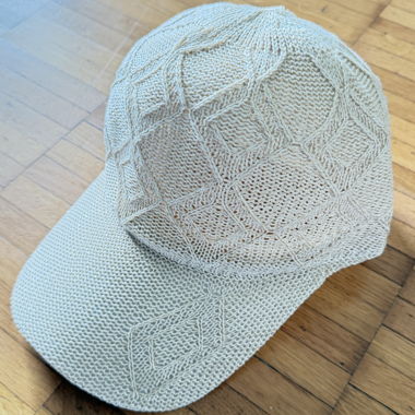 Cappellino in maglia traforata