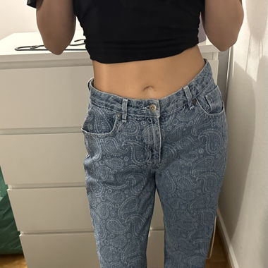 Blaue Hose mit Muster 