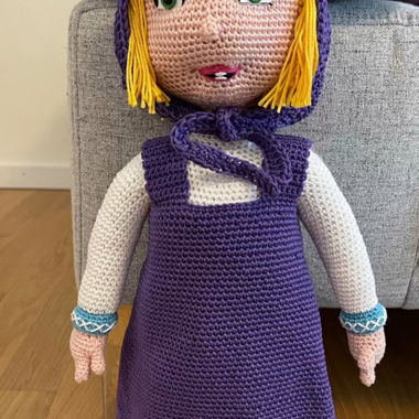 Poupée au crochet en violet