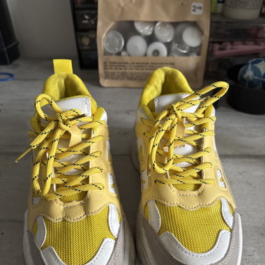 Basket jaune 