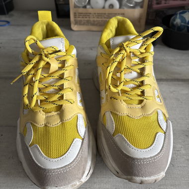 Basket jaune 
