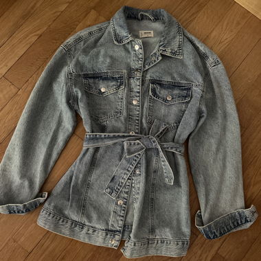     Verstellbare Jeansjacke – schmeichelnde Passform