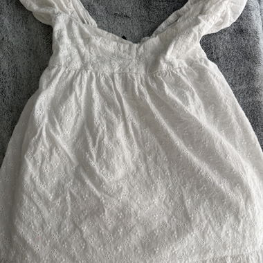 Weisses Broderie-Kleid