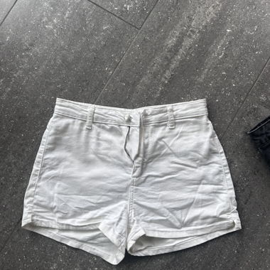 Weiße High-Waist Shorts – Tally Weijl,