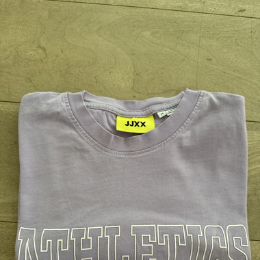 Kurzes T-Shirt in violett mit Aufschrift