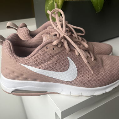 Nike trainers in blush white 