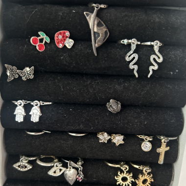 Earrings single and in pairs