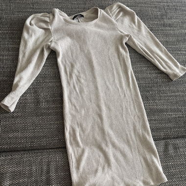 Robe beige avec volume sur les epaulette 