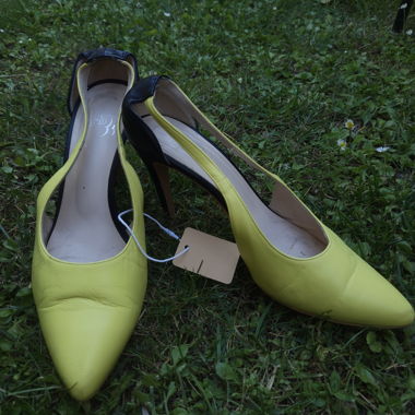 Gelbe Pumps mit Spitze
