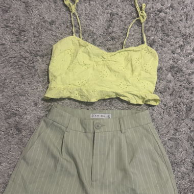 Gelbes Top und AMISU-Shorts
