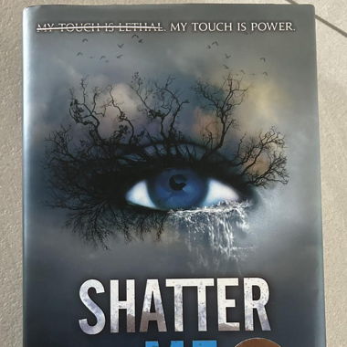 'SHATTER ME ' Buch von Tahereh Mafi