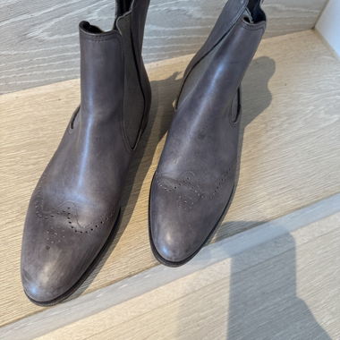 STIFELLETTE IN GRAUEM LEDER MIT REISSVERSCHLUSS 