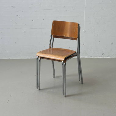 2 Industrielle Stapelstühle aus Schichtholz 