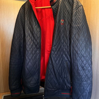 Rote und schwarze gesteppten Jacke