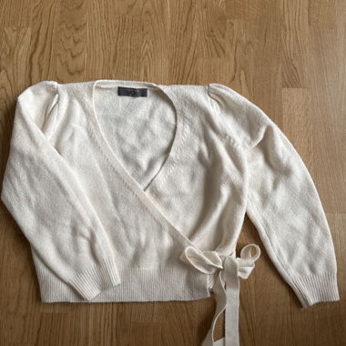 Weisser Wickelpullover
