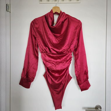 Roter Satin-Body mit offenem Rücken