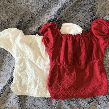 Set di 2 top ricamati rossi e bianchi