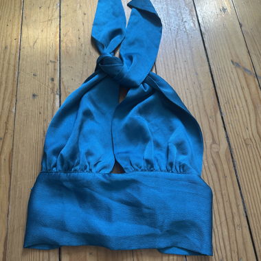 Top blu con scollo a fascia