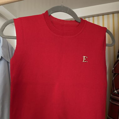 Rote ärmellose Strickbluse