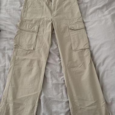 Pantalon cargo beige de Bershka