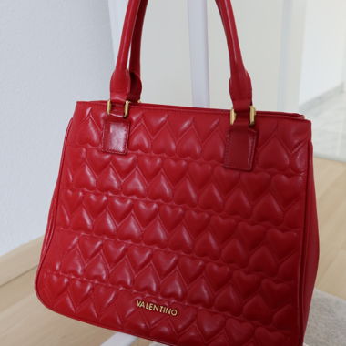 Borsa Valentino rossa trapuntata a cuori
