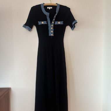 Schwarzes Midi-Strickkleid