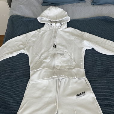 Weisses Guess Trainer Set, Kapuzenpulli & Hose