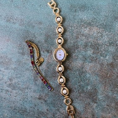 Orologio con bracciale dorato