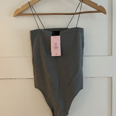 Body grigio scintillante con spalline sottili